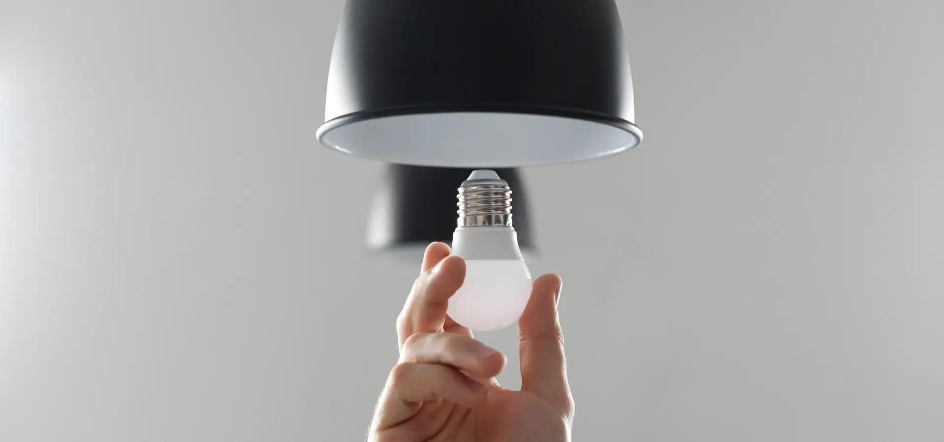 wkręcanie żarówki